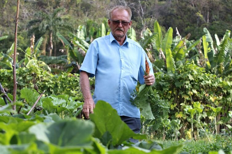 O agricultor Waldir Pollack de Paracatu de Baixo, distrito de Mariana. - Tânia Rêgo/Agência Brasil