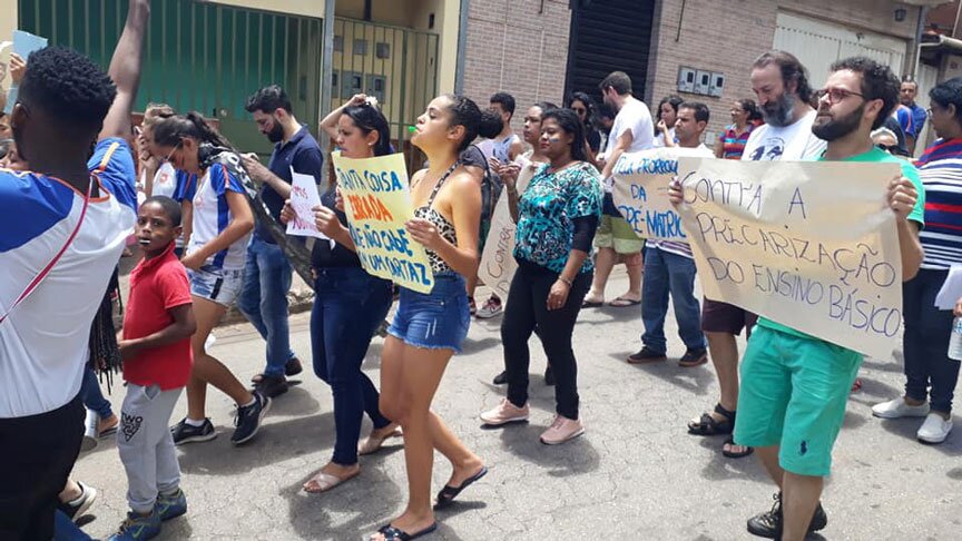 Território Notícias-Estudantes e pais protestam contra fechamento de turmas  na Escola Estadual João Ramos Filho